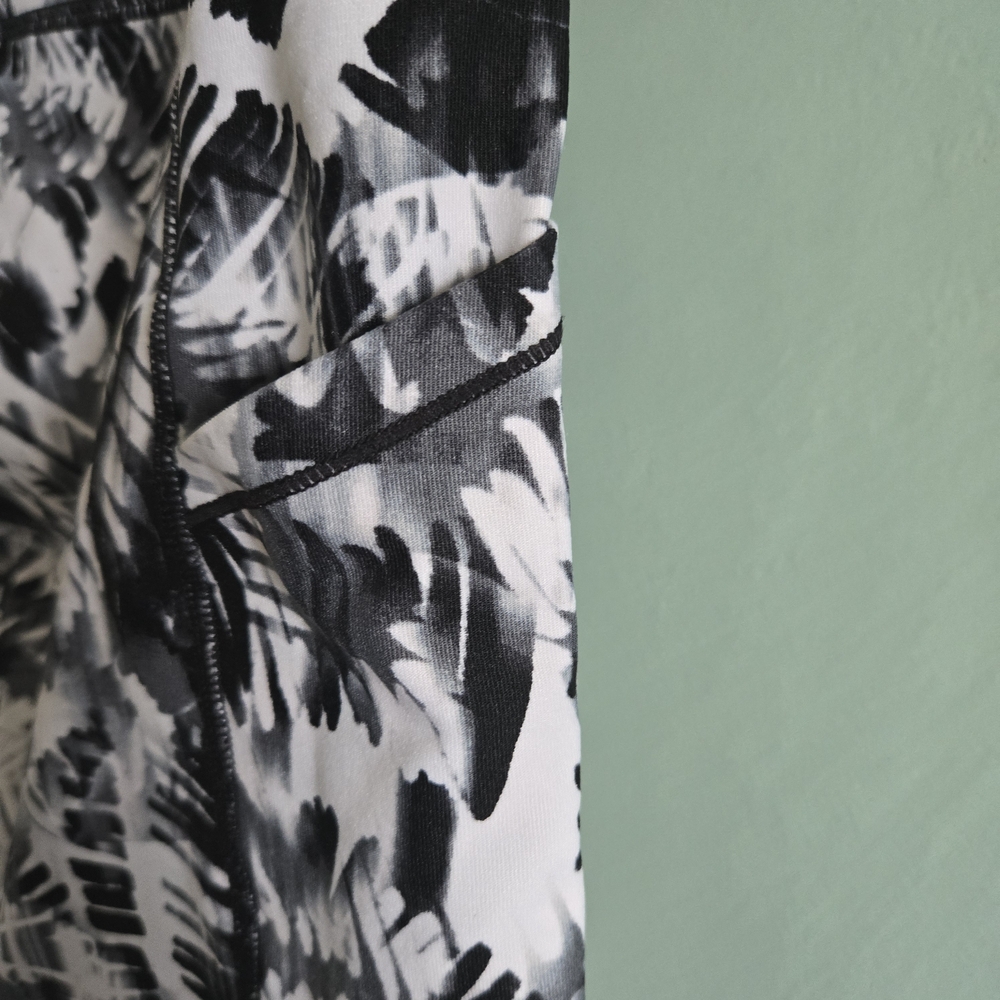 Calvin Klein Black & White Abstract Print Bike Shorts Size Large - Picture 4 of 10